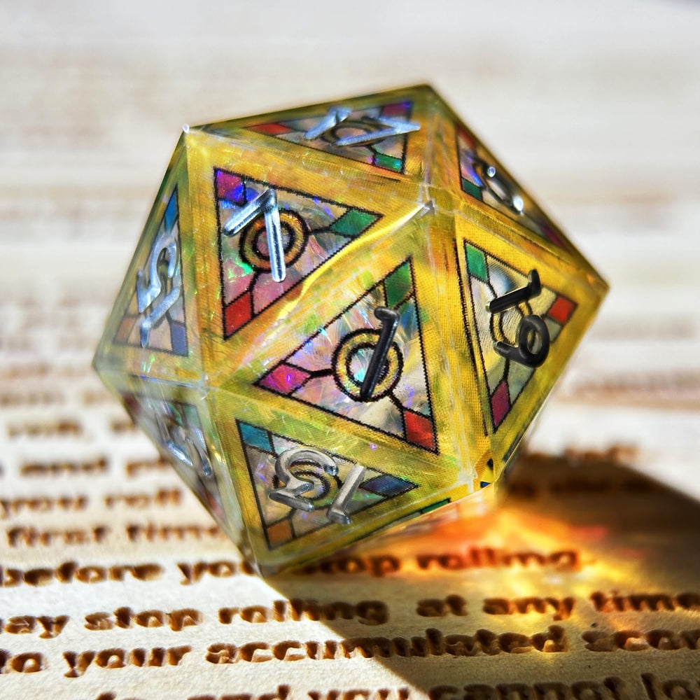 HAOMEJA resin dice light-refraction image showcases kaleidoscopic colors in sunlight.