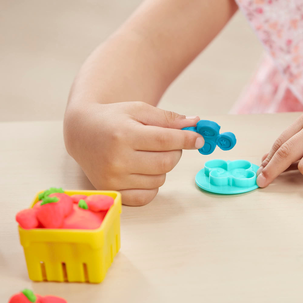 Hasbro Play-Doh juice squeezer for pretend beverages and texture play.
