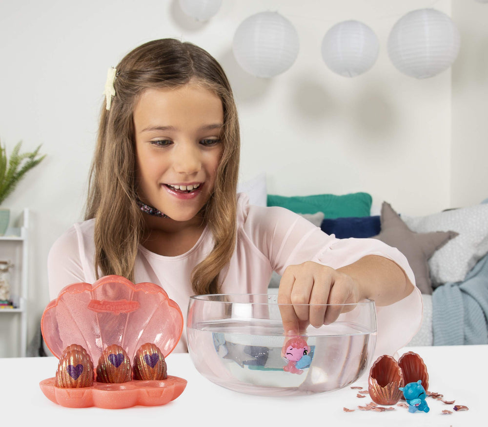 Hatchimals Sapphire Springs pink shell case keeps hatchlings secure on the go.