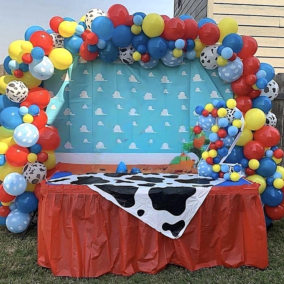 HILAVO inspired story party decor suits farm and fairy tale themes.