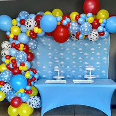 HILAVO matte yellow balloon brightens kid-friendly celebrations.