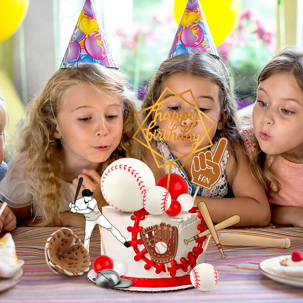 Hooqict baseball party decor helps create a cohesive party theme.