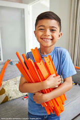 Hot Wheels BHT77 unboxing scene emphasizes beginner-friendly setup.