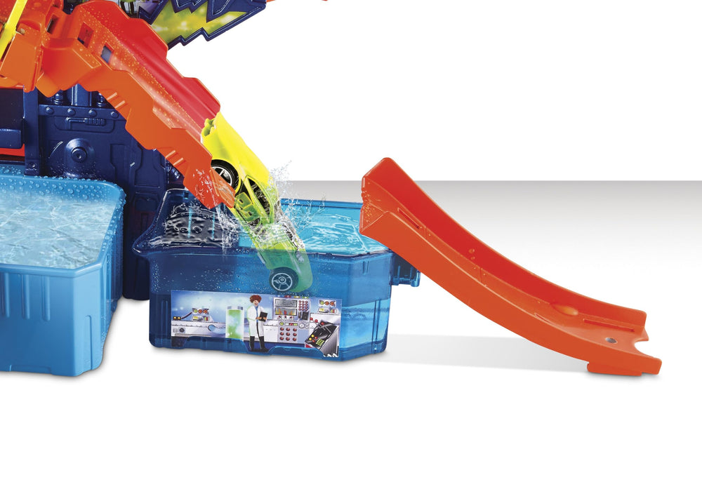Hot Wheels Color Shifters Color Splash Science Lab includes one car for immediate play.