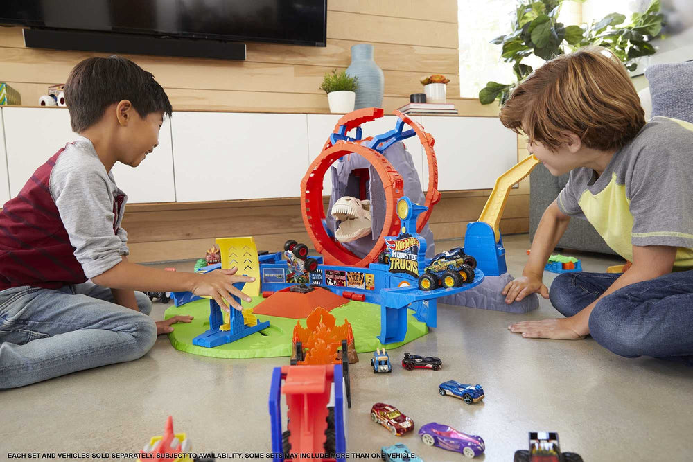 Hot Wheels crushed-cars-pile highlights dramatic crash finale and repeatable play.