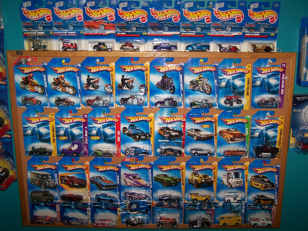 Hot Wheels batch packaging may show minor wear from transit and handling.
