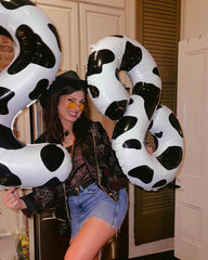 IWERP Cow-print balloon set elevates 8th birthday decorations with a memorable farm vibe.