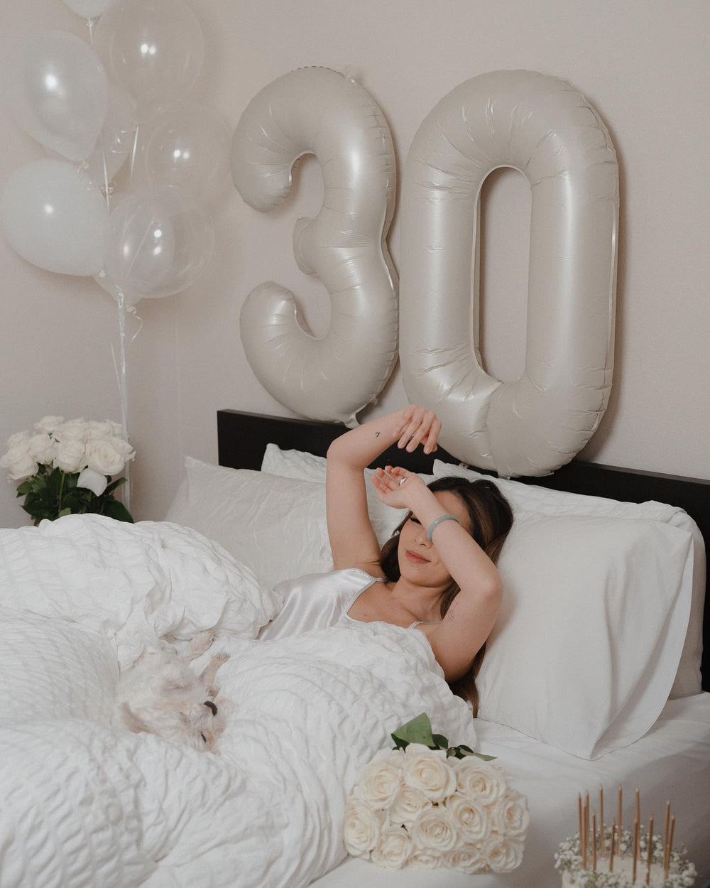IWERP cream white 30 balloon entrance decor enhances first impressions.