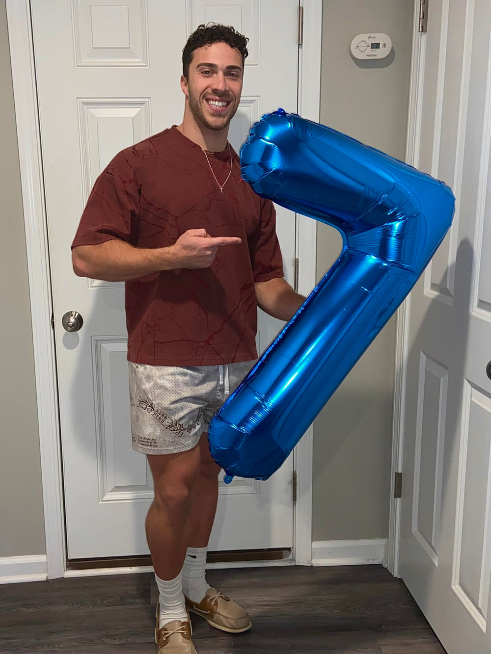 IWERP navy blue number balloon 7 adds elegant party decor.