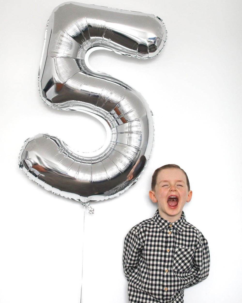 IWERP Number 5 Balloon decor for a memorable fifth birthday backdrop.