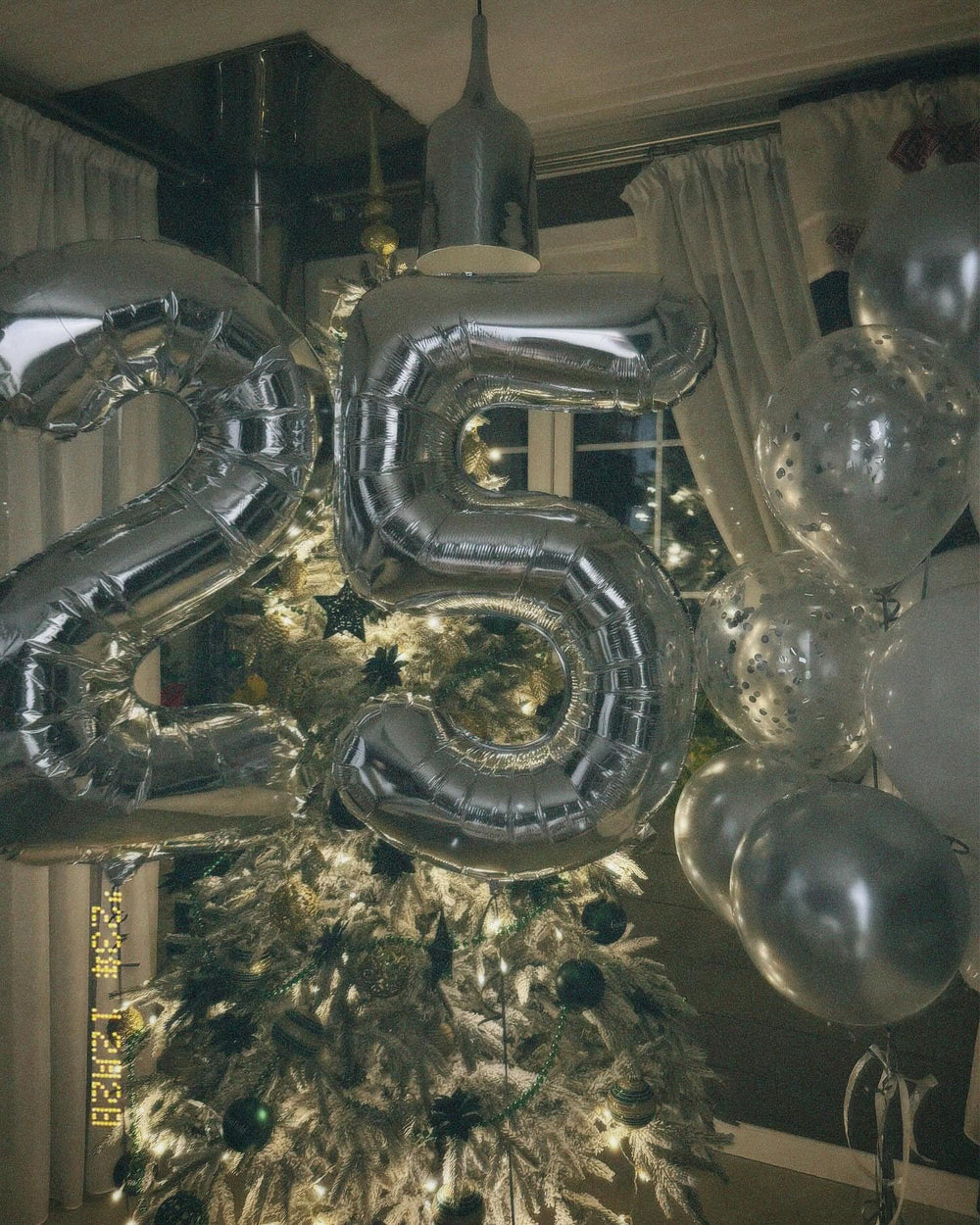 IWERP 40-inch number balloon backdrop for vibrant party photos.
