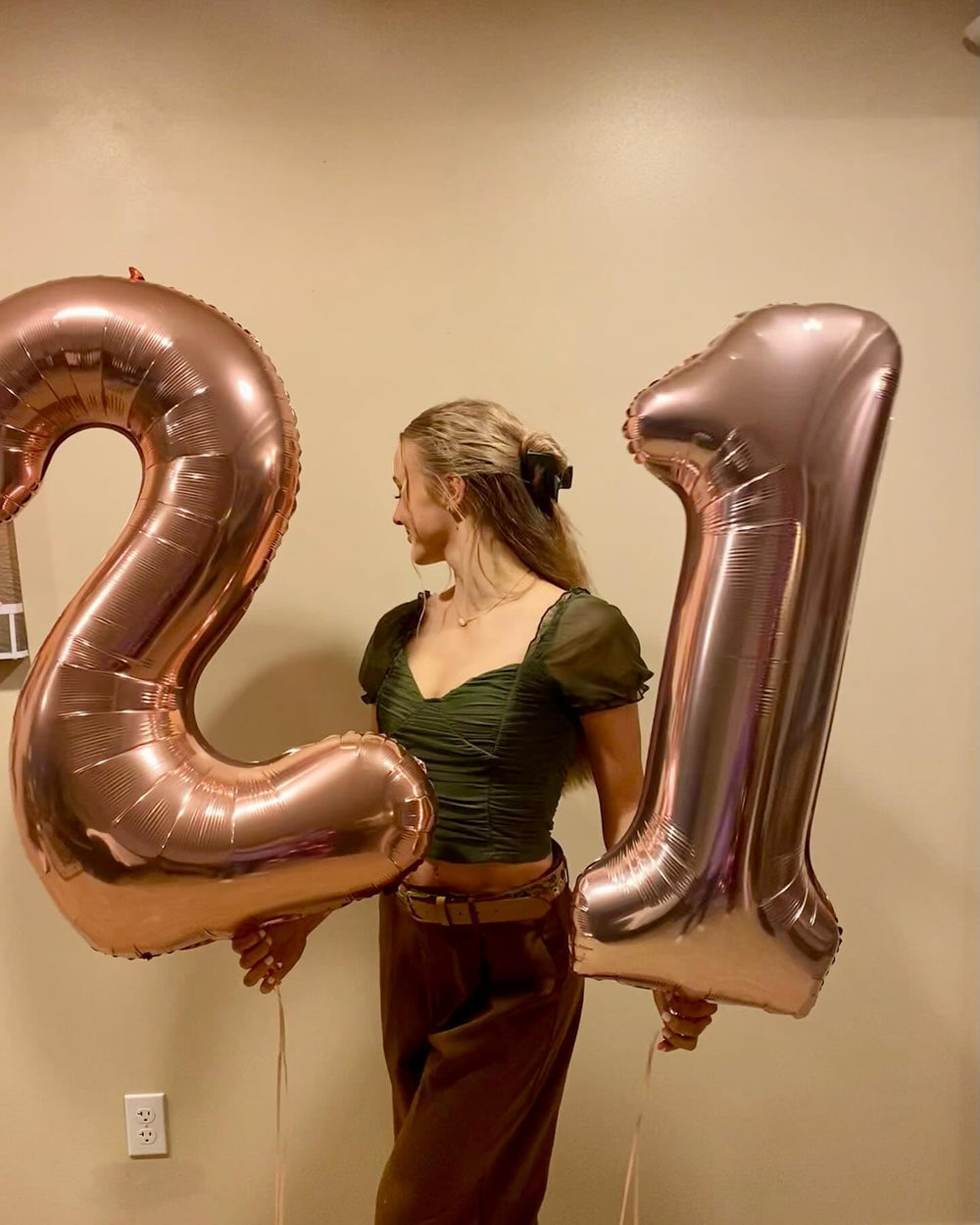 IWERP Rose Gold Number 21 balloon wall decor enhances room ambiance.