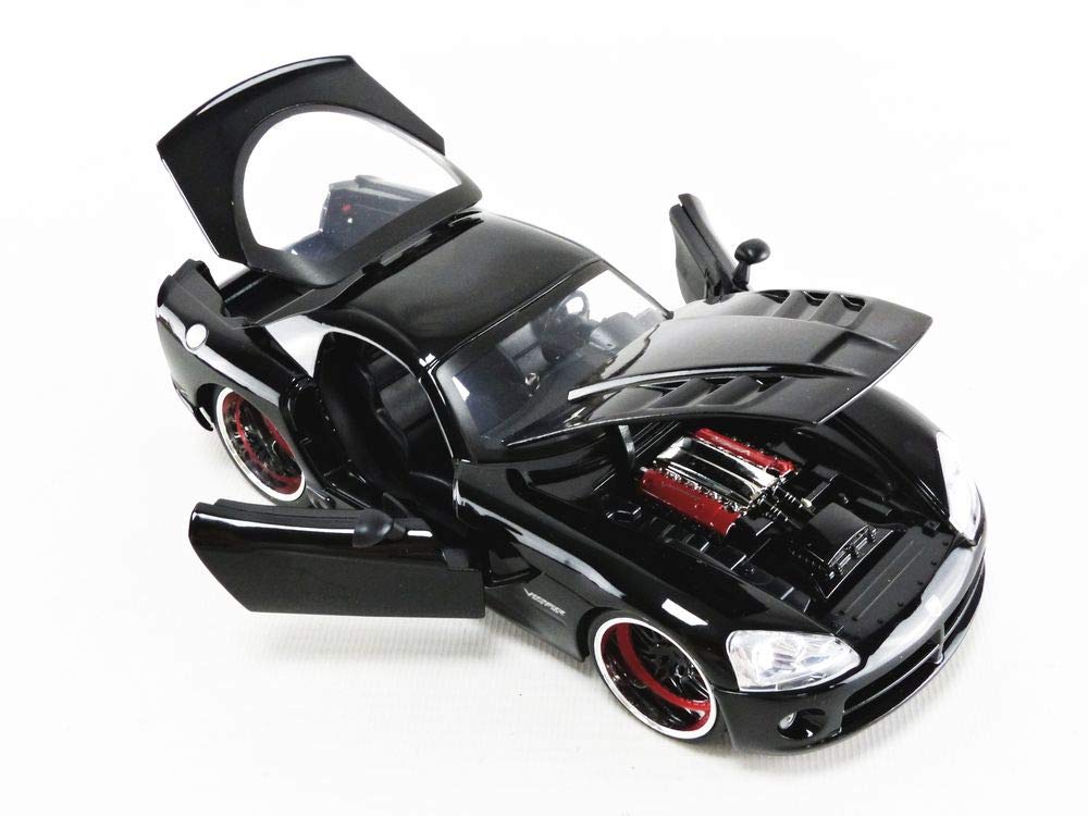 Jada Letty's Viper opening trunk enables dynamic posing.