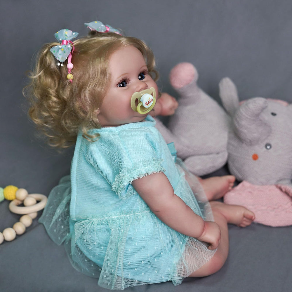 JIZHI feeding kit adds realistic caregiving elements to playtime.