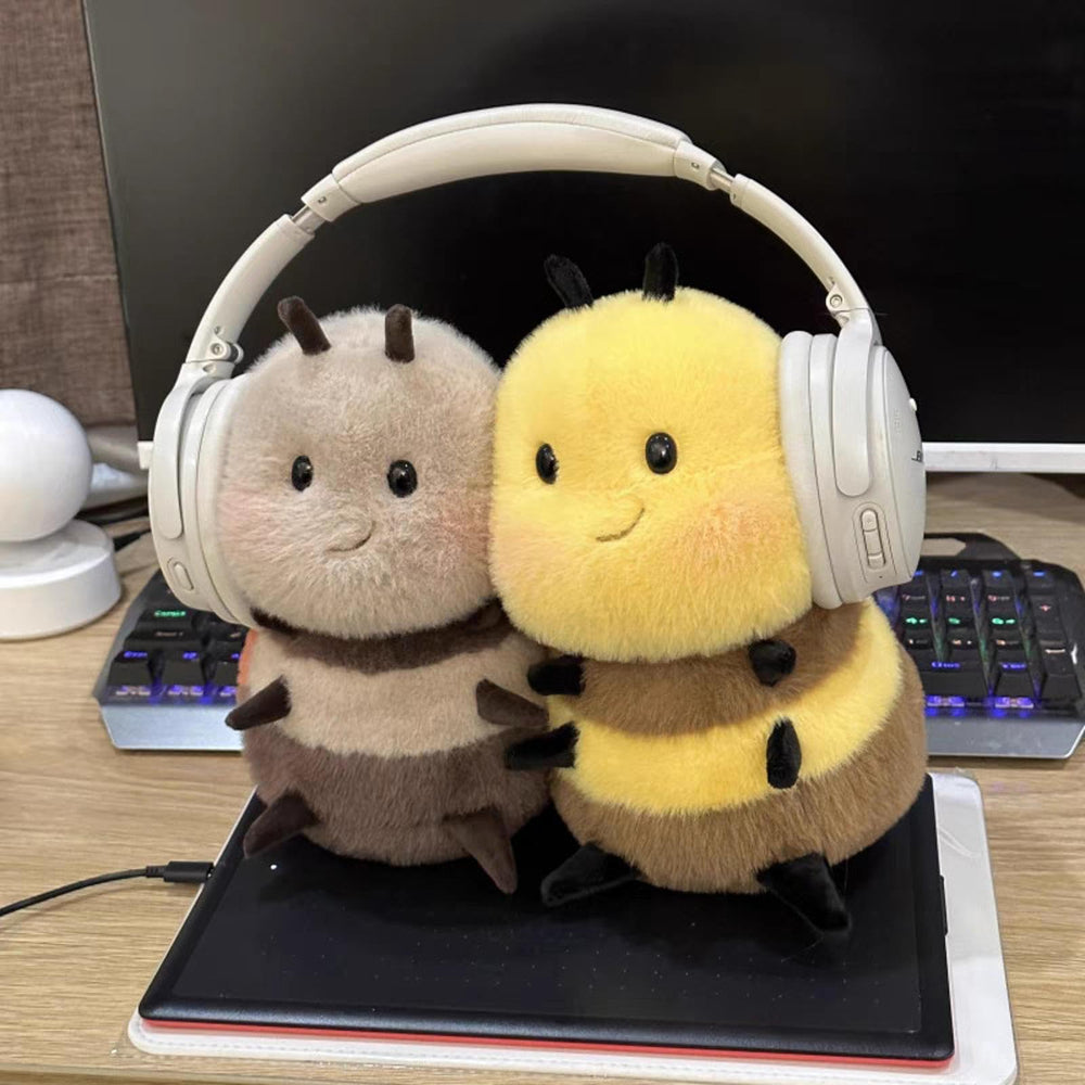 Karoeiwa Realistic Bee plush bedside décor adding warmth to bedtime.