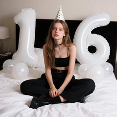 Kelfuoya number 16 foil balloon adds elegance for photos and events.