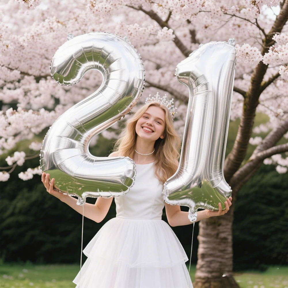 Kelfuoya silver 21 balloon close-up shows premium Mylar material and shine
