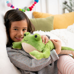 Froggie diagnosis card game facilitates reasoning during pretend medical play.