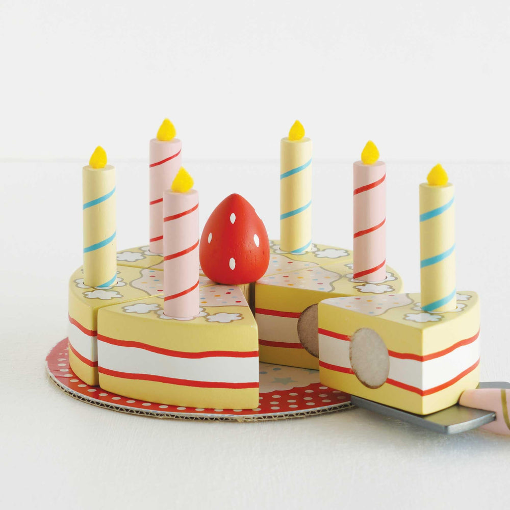 Le Toy Van Honeybake vanilla cake slices for sharing during pretend tea parties.
