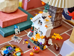 LEGO 40608 minifigure accessories including dark purple helmets spark imaginative builds