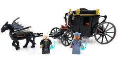 LEGO removable roof adds modular play and easy access.