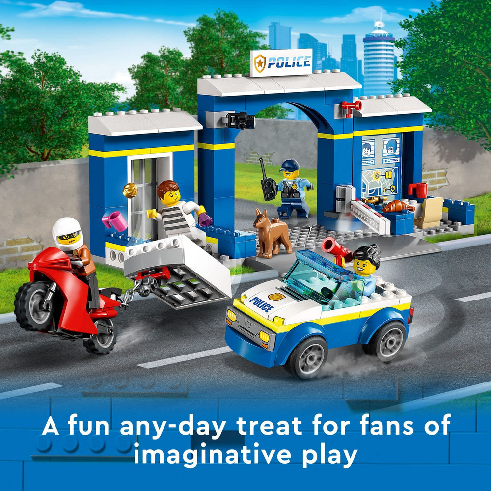LEGO City Police Station Chase 60370 measures 12 cm high and 26 cm wide.
