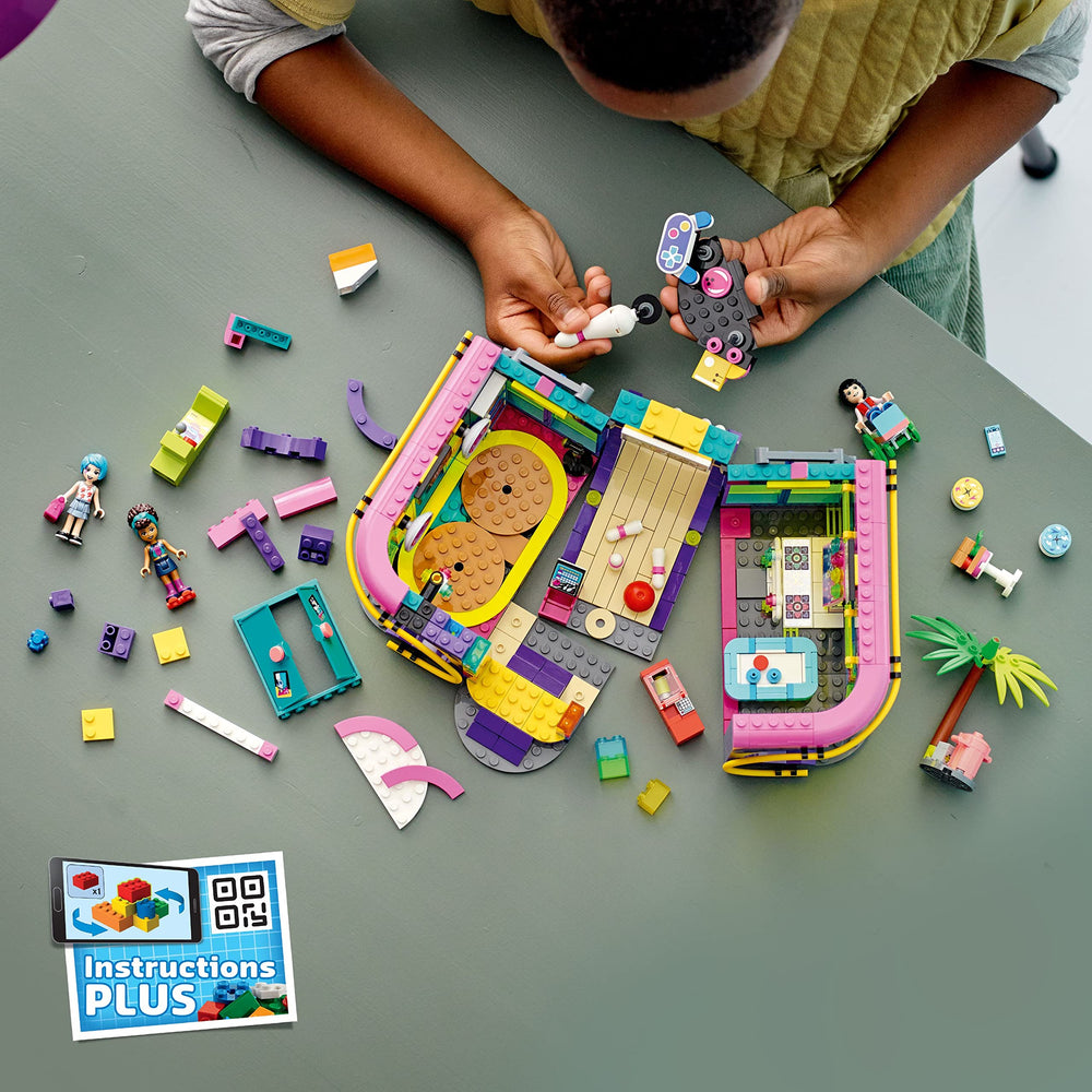 LEGO Friends soda-vending machine with can adds realistic detail and rewards.
