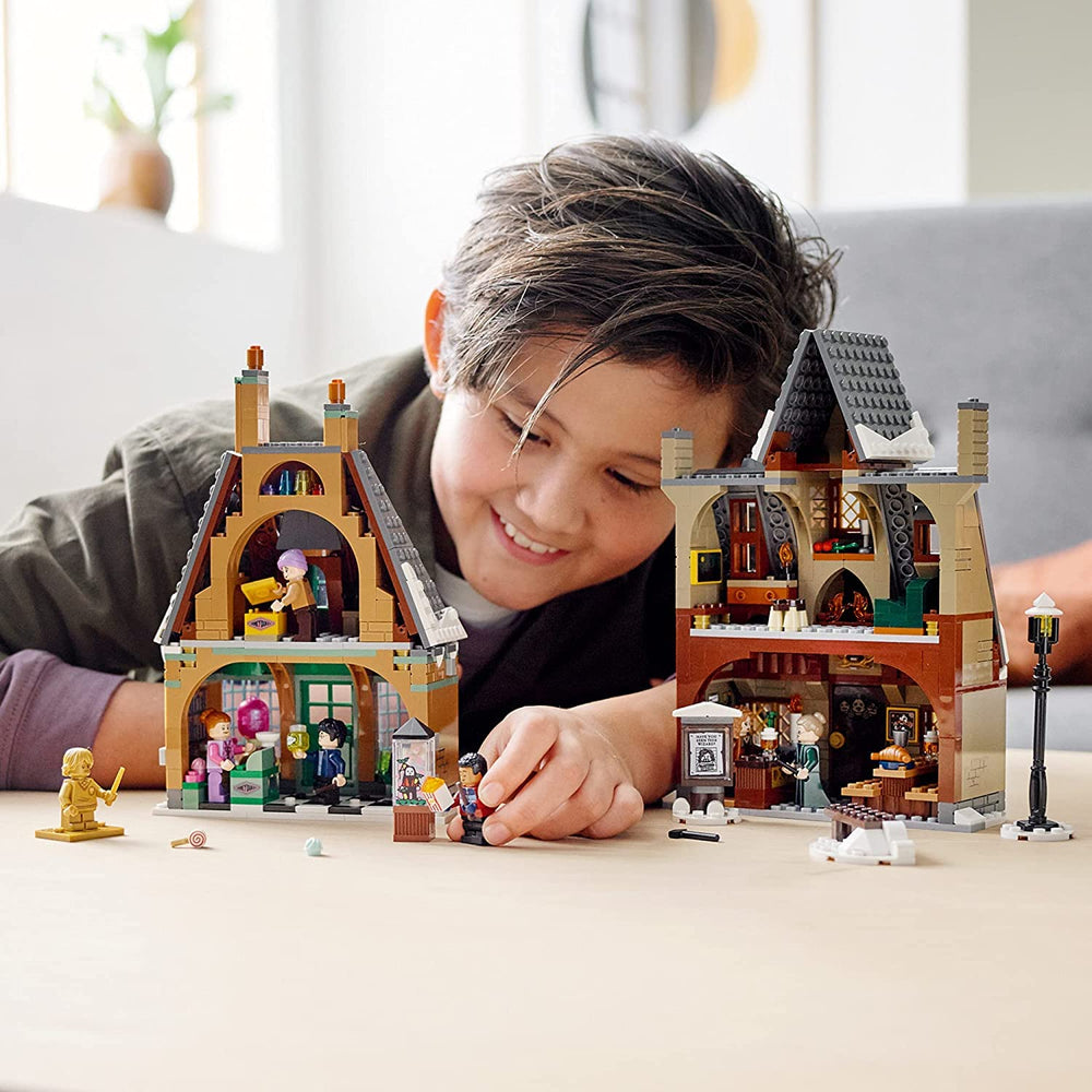 Lego Harry Potter Honeydukes pub front for collectible display and roleplay.