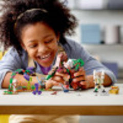 LEGO Minecraft Jungle Abomination 21176 movable head enables dynamic action poses.