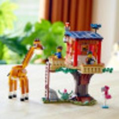 LEGO Safari Wildlife Tree House minifigures with camera enhance safari storytelling