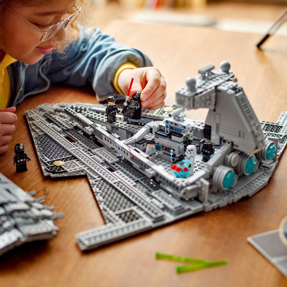 LEGO Star Wars Commander Praji figure included for action-packed scenes