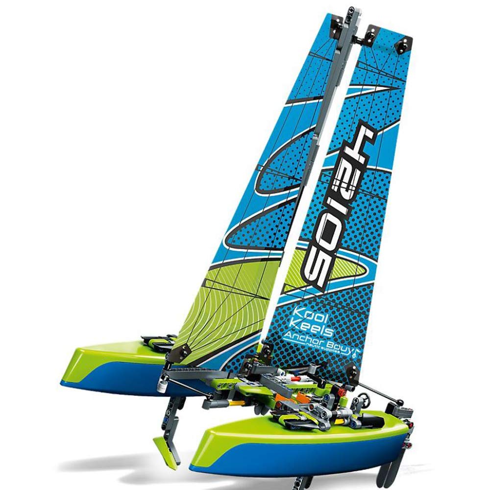 LEGO Technic Catamaran dagger boards demonstrate stability during turning maneuvers.