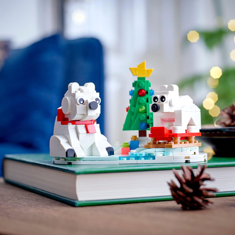 LEGO Wintertime Polar Bears 40571: adult polar bear watching over the scene