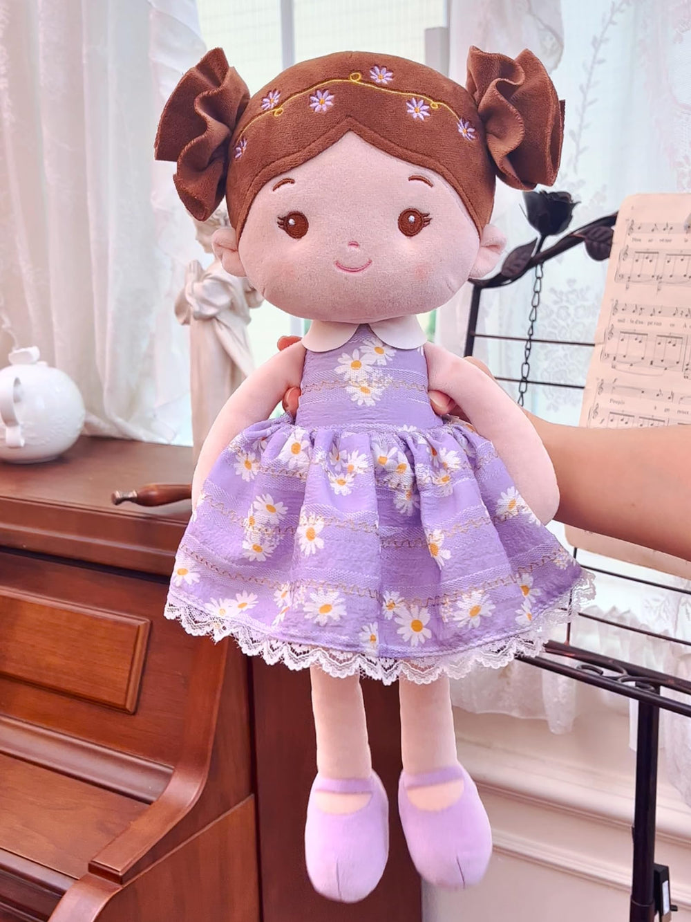 LeyaDoll flexible limbs illustration suggests easy posing for storytelling and pretend play.