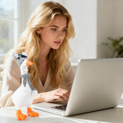 Linastu fox hat highlights playful character and easy attachment on magnetic goose