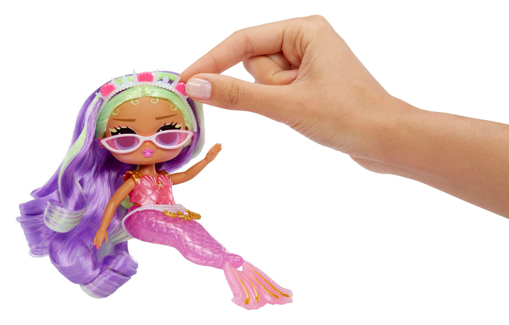 L.O.L. Surprise Tweens Mermaid Cleo Clove articulated body supports natural poses and stability.
