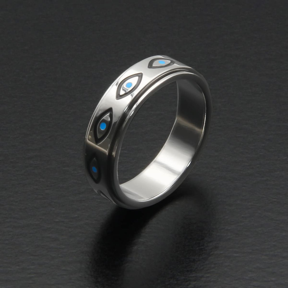 LuckyAmor moon and star outer band detail, light yet decorative and stylish.