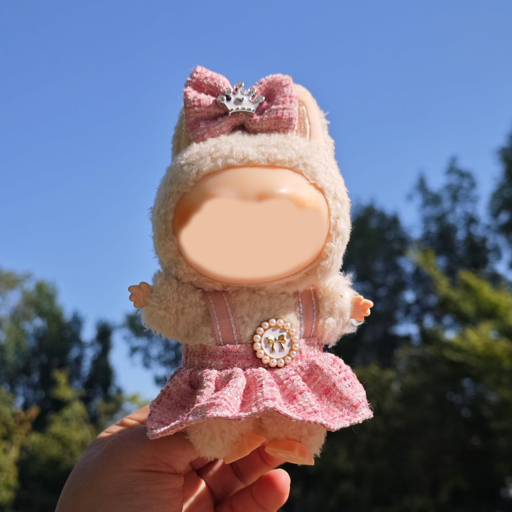 Lukax outfit set supports doll collectors with versatile play.