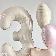 LVMOQIQIU birthday backdrop cream-number balloon 30 adds timeless style.