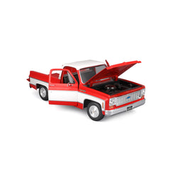 Maisto 1:18 Special Edition C10 Cheyenne Super engine compartment detail for close-up viewing
