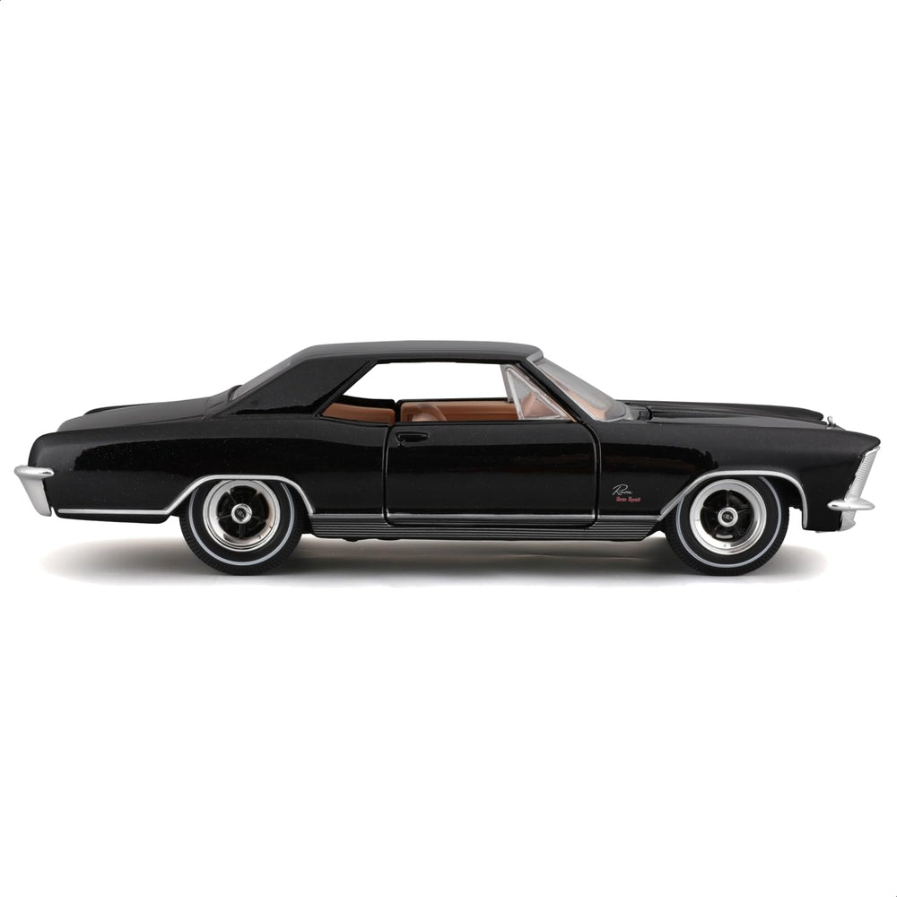Maisto 1965 Buick Riviera close-up detailing for premium display collections