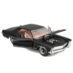 Maisto 1965 Buick Riviera front view showcases precise grille and chrome accents