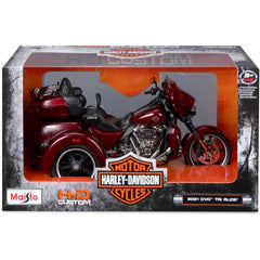Maisto Harley Davidson 2021 CVO Tri Glide die-cast collectors display case ready.