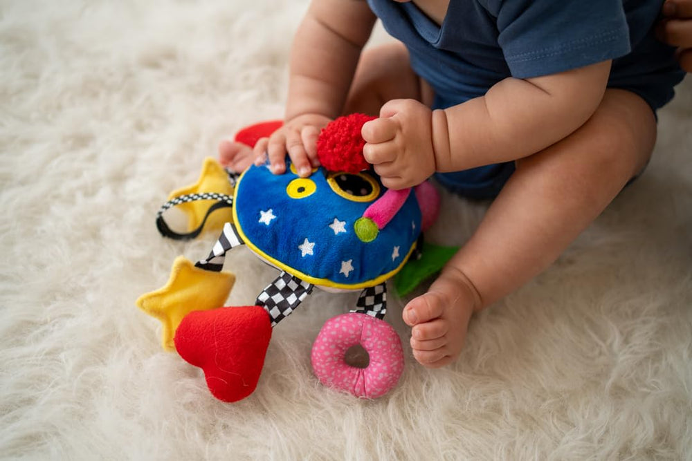 Manhattan Toy Baby Whoozit features a big smiling face to engage babies.