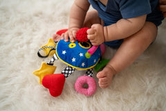 Manhattan Toy Baby Whoozit features a big smiling face to engage babies.