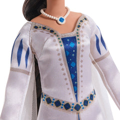 Hairbrush included to keep Queen Amaya's hairstyle neat.