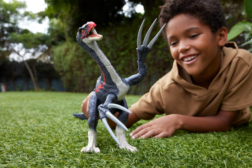 Mattel Jurassic World Chaos Theory Therizinosaurus Jaw Roar delivers immersive sound effects.