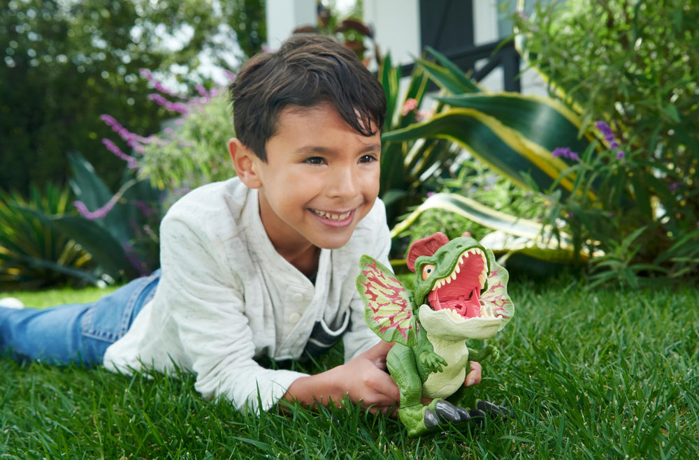 Mattel Jurassic World Uncaged Dilophosaurus head crest detail enhances display.