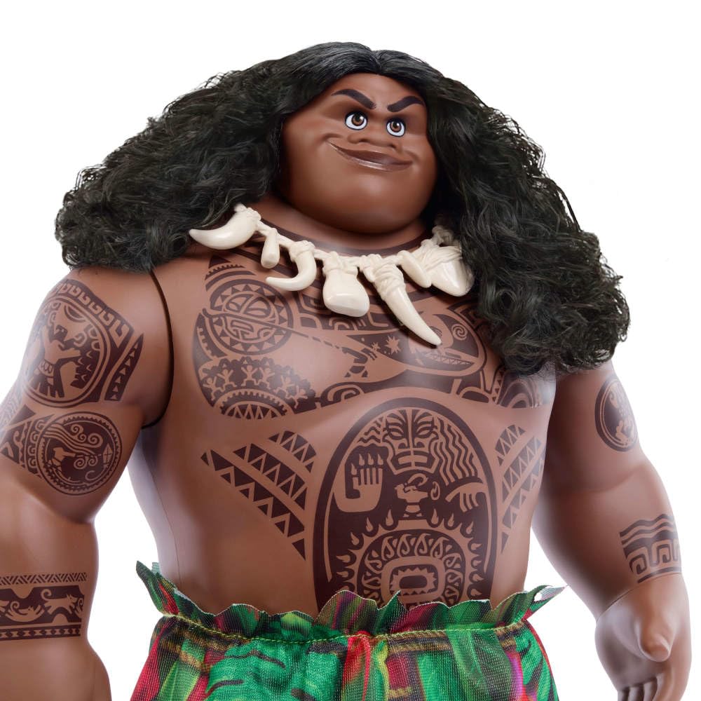 Mattel Moana 2 Voyager Maui accessory set with necklace adds detail.
