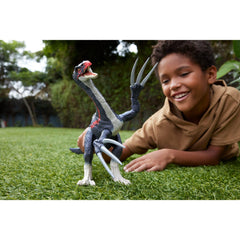 Mattel Therizinosaurus claw attack action creates dynamic battle scenes.